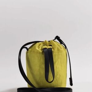 BAGGU SOUR MINI BUCKET BAG.